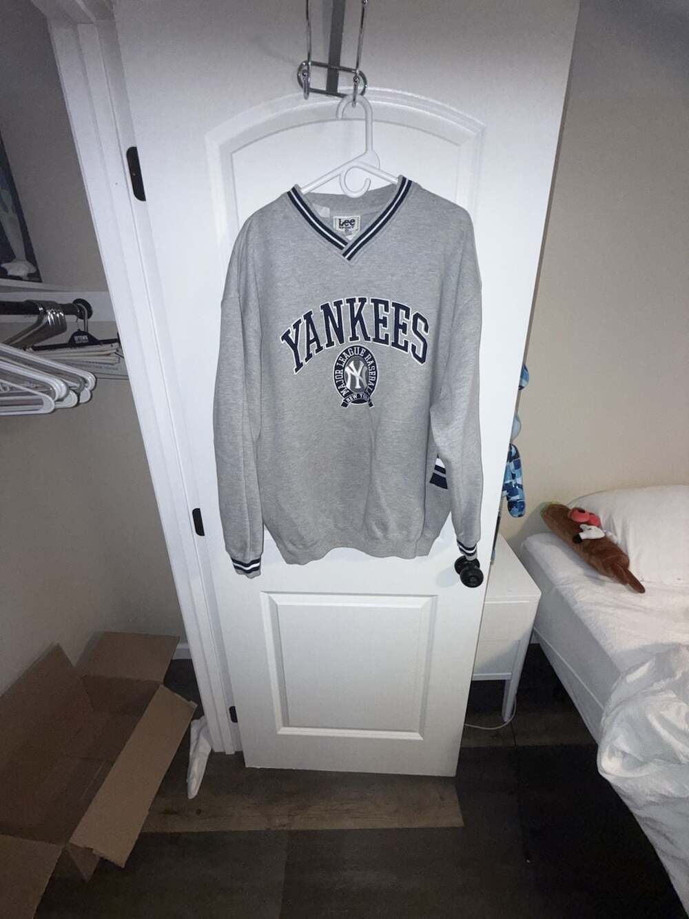 Lee Sport New York Yankees Sweatshirt Size XL Grey V-Neck Pullover